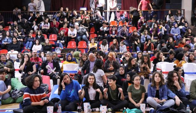 KEAL görme engelli kızın filmini açık hava sinemasındaizledi