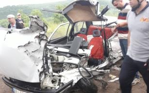 Otomobille kamyonet çarpıştı… Yaralılar var…