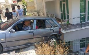  Otomobil askıda kaldı, içindekileri vatandaşlar kurtardı