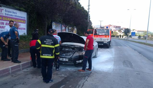 Seyir halindeki otomobilin motor kısmında yangın çıktı 