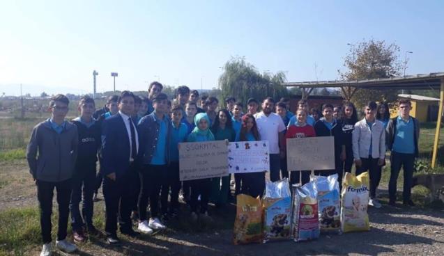 Harçlıkları ile barınaktaki hayvanları beslediler..