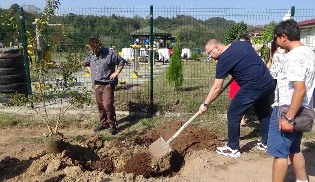 Yaşamak bir ağaç gibi tek ve hür, orman gibi kardeşcesine…