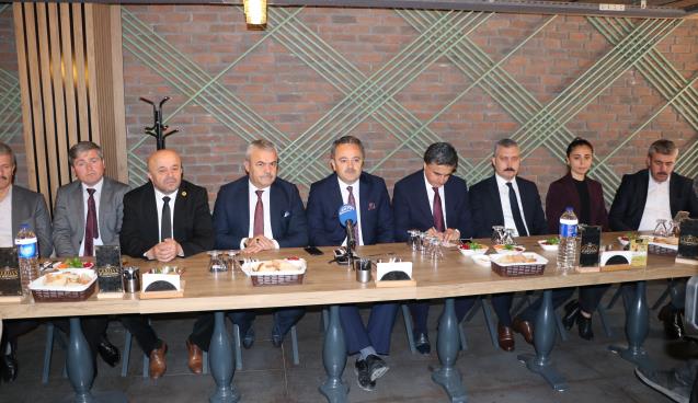 AK Parti teşkilatı basınla bir araya geldi