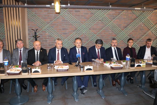 AK Parti teşkilatı basınla bir araya geldi