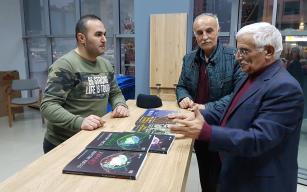 Evinin camından görünce kitaplarını hediye etti