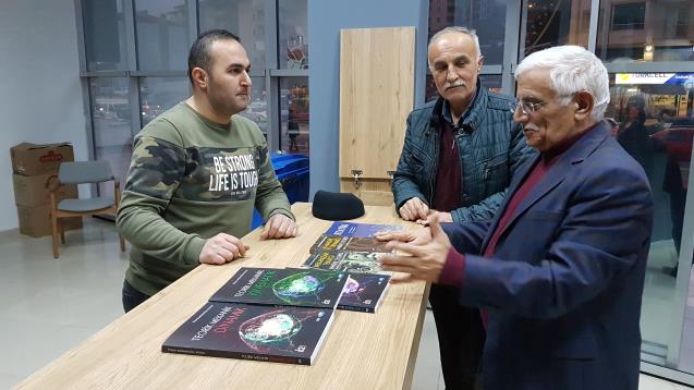 Evinin camından görünce kitaplarını hediye etti