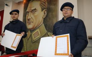 Oğluyla 1 gün askerlik yapabilmek için 25 yıl bekledi