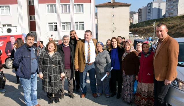 Vatandaşlar başkan Tekin'i bağrına basıyor...