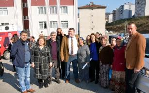 Vatandaşlar başkan Tekin'i bağrına basıyor...