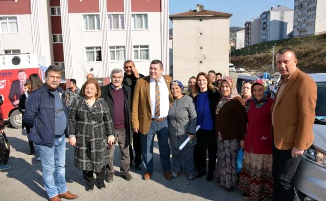 Vatandaşlar başkan Tekin'i bağrına basıyor...