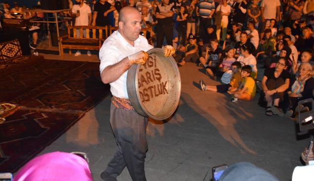 SIRA GECESİNDE DE "SEVGİ BARIŞ DOSTLUK"