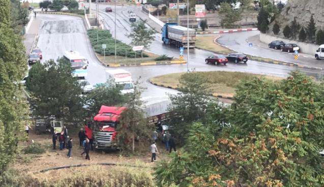 Yoldan çıkan tır otomobilleri biçti..