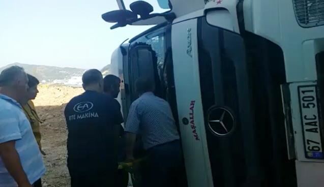 Direksiyon hakimiyetini kaybetti.. kamyon devrildi..