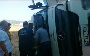 Direksiyon hakimiyetini kaybetti.. kamyon devrildi..