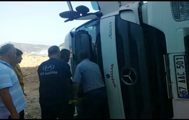Direksiyon hakimiyetini kaybetti.. kamyon devrildi..