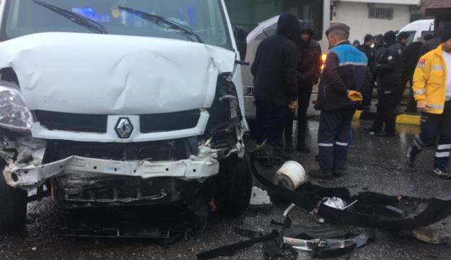 Kamyonet öğrenci servisine çarptı… 