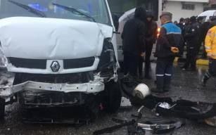 Kamyonet öğrenci servisine çarptı… 