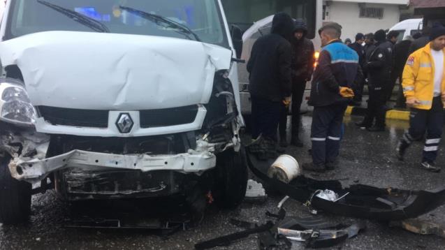 Kamyonet öğrenci servisine çarptı…
