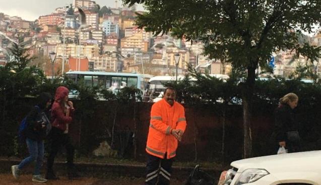 Temizlik işçisinden örnek davranış