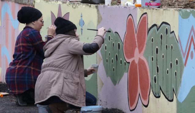 (Özel) Hem ders yaptılar hem de mahalleye renk kattılar