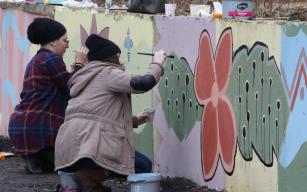 (Özel) Hem ders yaptılar hem de mahalleye renk kattılar