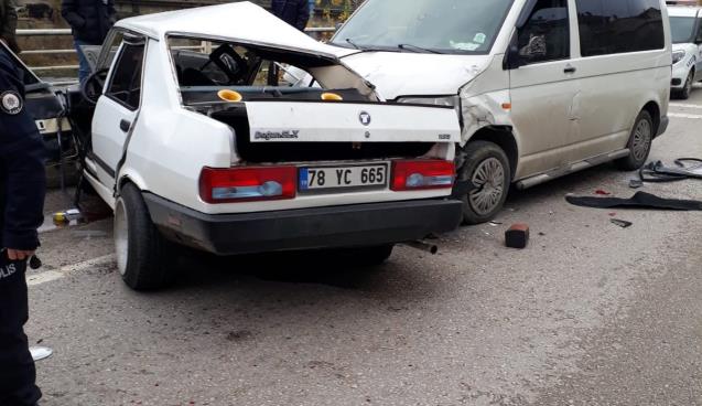 Hurdaya dönen otomobilin sürücüsü ölümden döndü