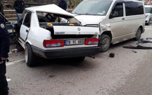 Hurdaya dönen otomobilin sürücüsü ölümden döndü