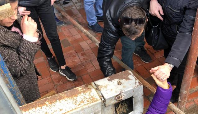 İskeleden kopan demir parçası yaşlı kadının üzerine düştü