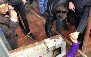 İskeleden kopan demir parçası yaşlı kadının üzerine düştü