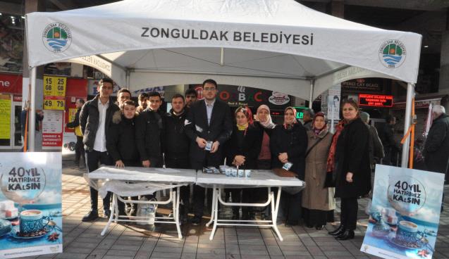 Caddede kahve pişirip vatandaşlara ikram ettiler