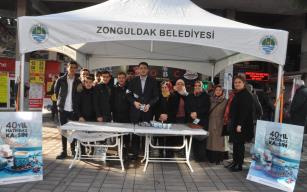 Caddede kahve pişirip vatandaşlara ikram ettiler