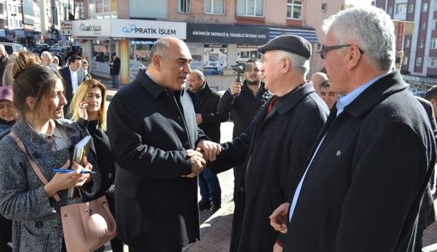 Şahin halkla iç içe…