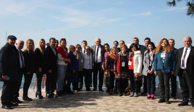 Sanatçılara başarılar diledi..