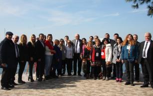 Sanatçılara başarılar diledi..