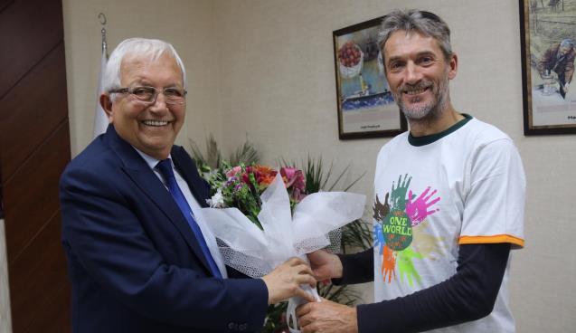 İNGİLİZ SÖRFÇÜ’DEN, BAŞKAN POSBIYIK’A ZİYARET