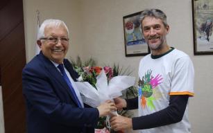 İNGİLİZ SÖRFÇÜ’DEN, BAŞKAN POSBIYIK’A ZİYARET