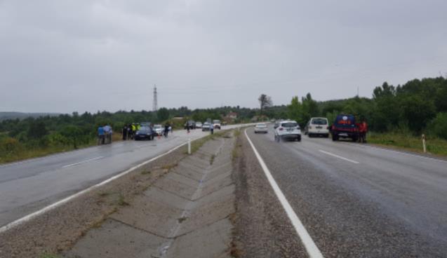 Yardım için duran minibüse çarptı: 1 ölü, 6 yaralı