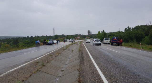 Yardım için duran minibüse çarptı: 1 ölü, 6 yaralı