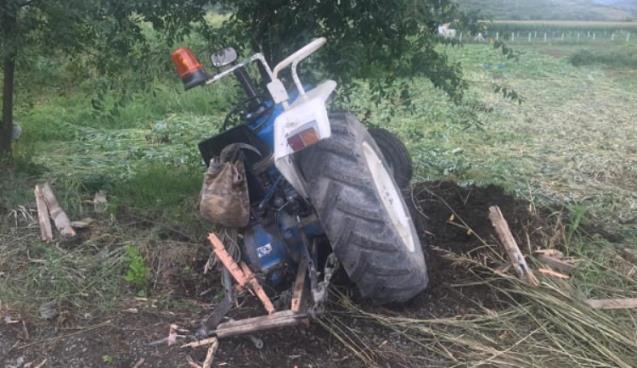 Otomobil traktöre çarptı: 3 yaralı 