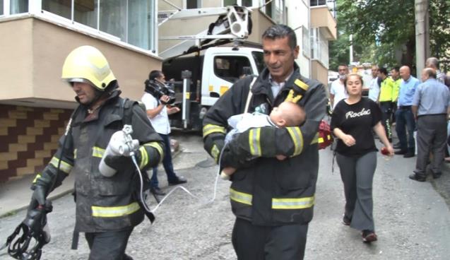 Dumandan etkilenen 3.5 aylık bebeği itfaiye eri çıkarttı 