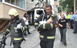 Dumandan etkilenen 3.5 aylık bebeği itfaiye eri çıkarttı 