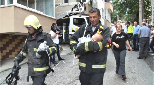 Dumandan etkilenen 3.5 aylık bebeği itfaiye eri çıkarttı