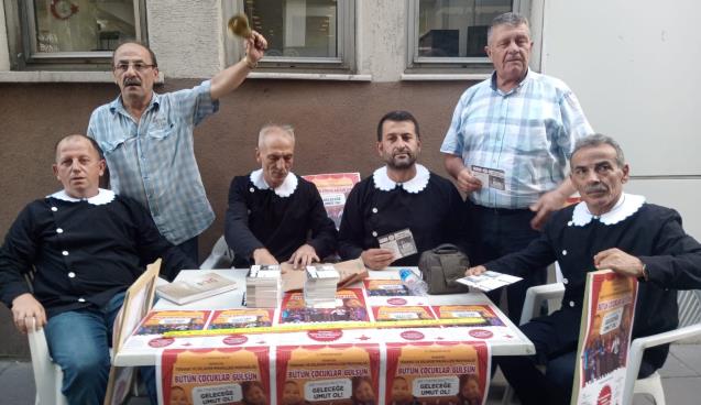  Muhtarlar siyah önlük giyip tiyatro bileti sattı 
