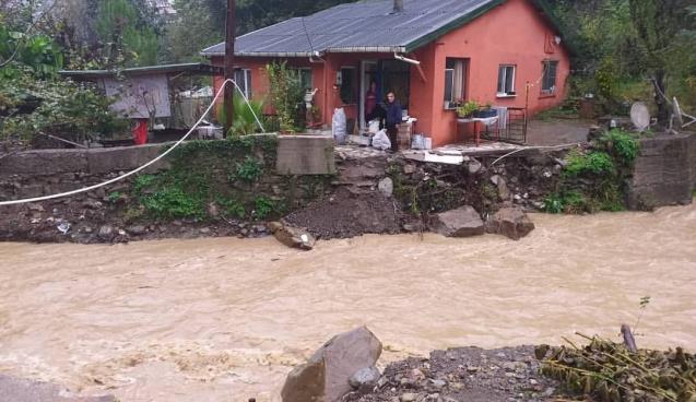 Dere taştı..Yaya köprüsü çöktü..