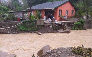 Dere taştı..Yaya köprüsü çöktü..