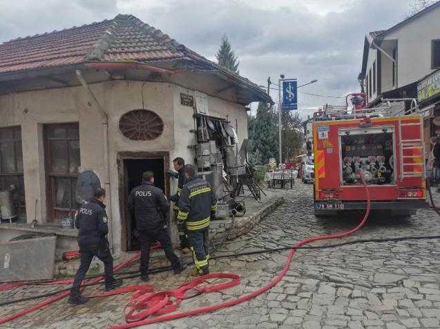 Tarihi dükkanda çıkan yangın korkuttu