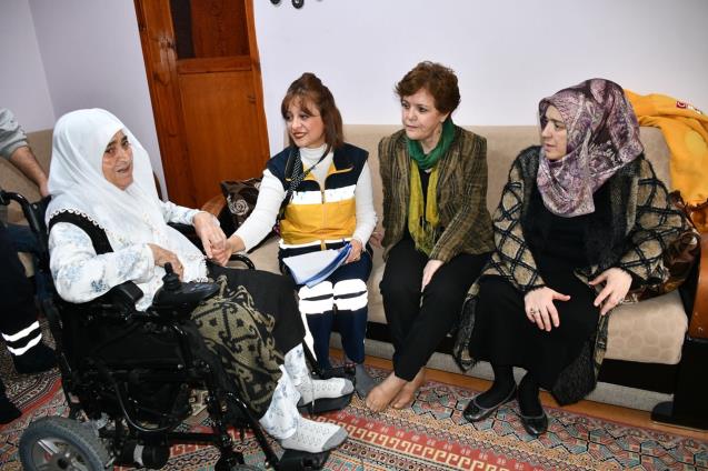 80 yaşındaki kadına akülü tekerlekli sandalye