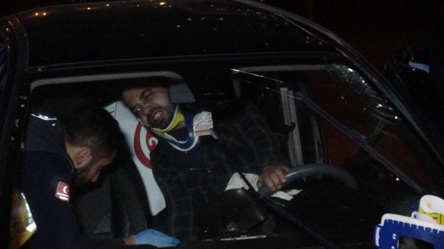 Kontrolden çıkan otomobil önce kaldırıma sonra ağaca çarptı: