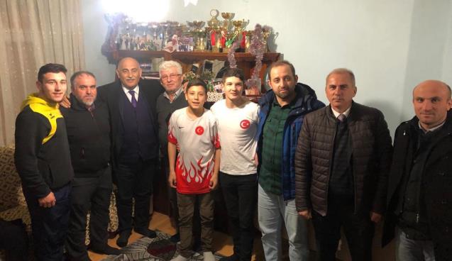 Yağlı güreş sözü veren Şahin’e birincilik kupası