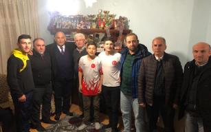 Yağlı güreş sözü veren Şahin’e birincilik kupası